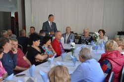 Burmistrz Robert Czapla na spotkaniu policyjnych emerytów